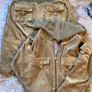 Y2K RARE AND AUTHENTIC Y2K VELOUR TRACKSUIT IN OLIVE/ARMY GREEN
